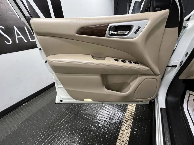 View vehicle photo 7