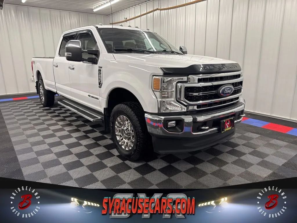 White 2022 Ford F-250 Super Duty Lariat Crew Cab 4WD Pickup Truck Four-Wheel Drive Automatic