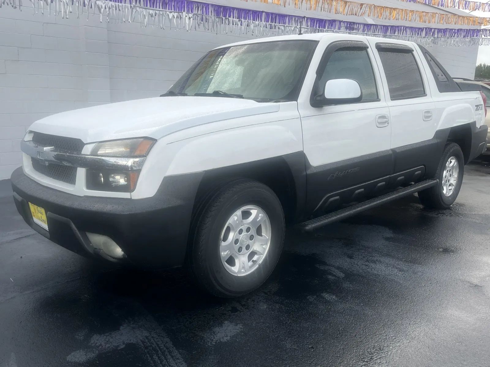White 2002 Chevrolet Avalanche Pickup Truck Four-Wheel Drive Automatic