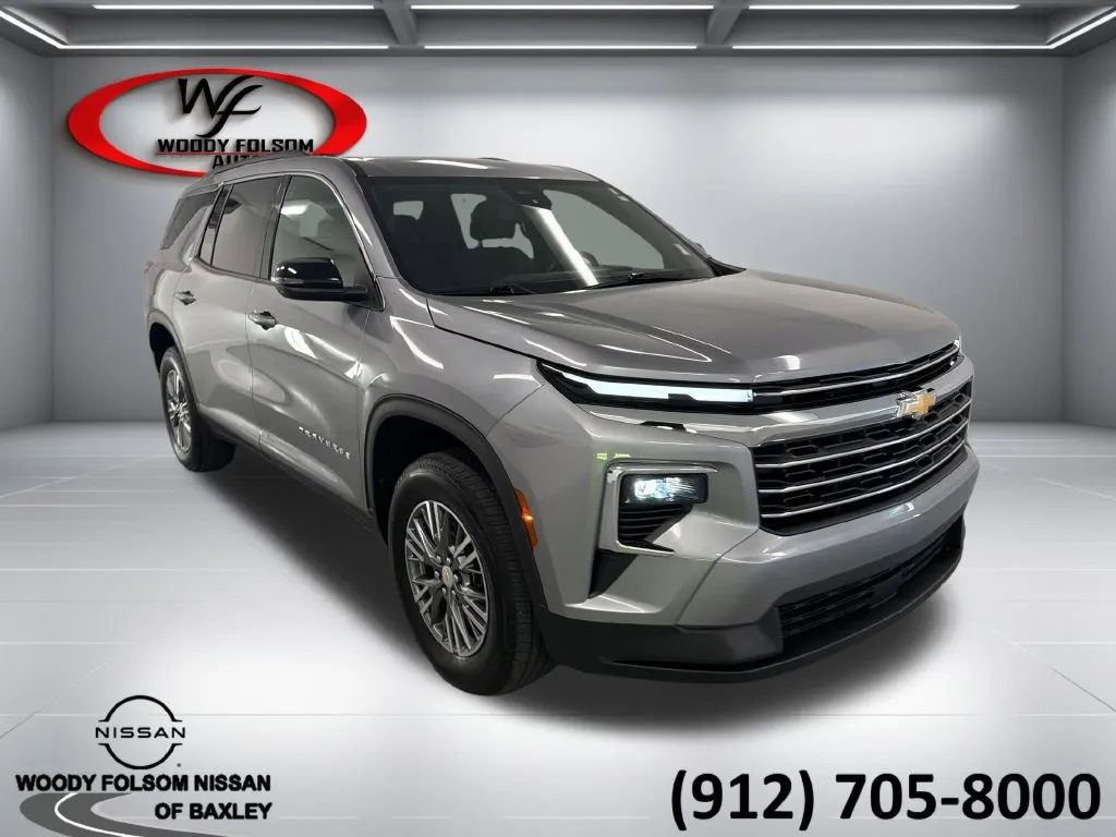 Gray 2025 Chevrolet Traverse SUV / Crossover Front-Wheel Drive 8-Speed Automatic