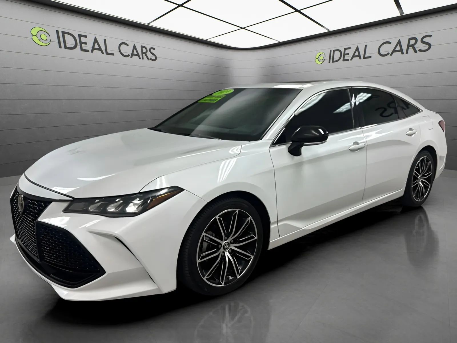 White 2019 Toyota Avalon Sedan Front-Wheel Drive Automatic