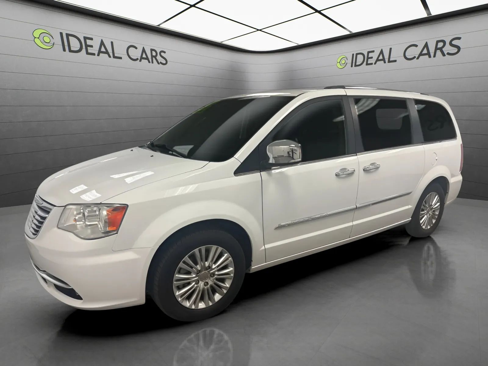 White 2016 Chrysler Town & Country Minivan Front-Wheel Drive Automatic