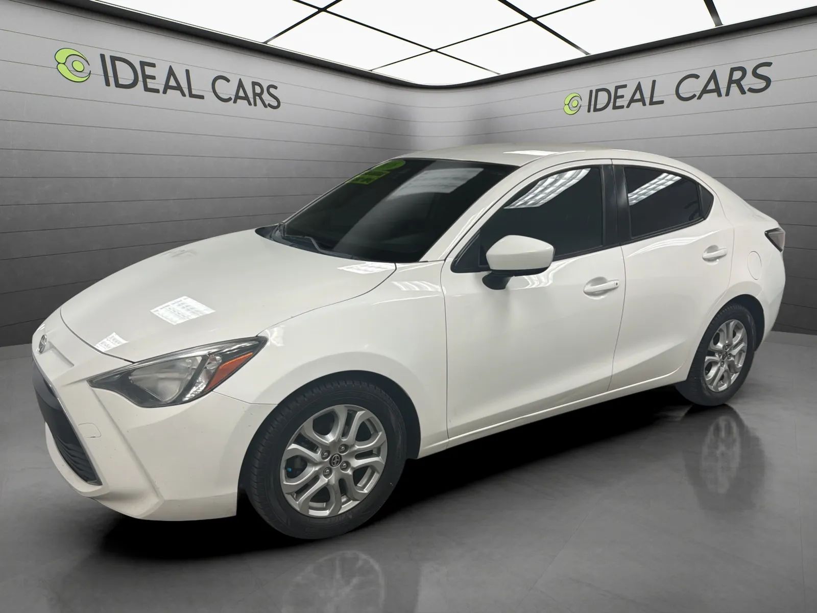 2016 Scion iA Gris Sedán Tracción delantera Automática